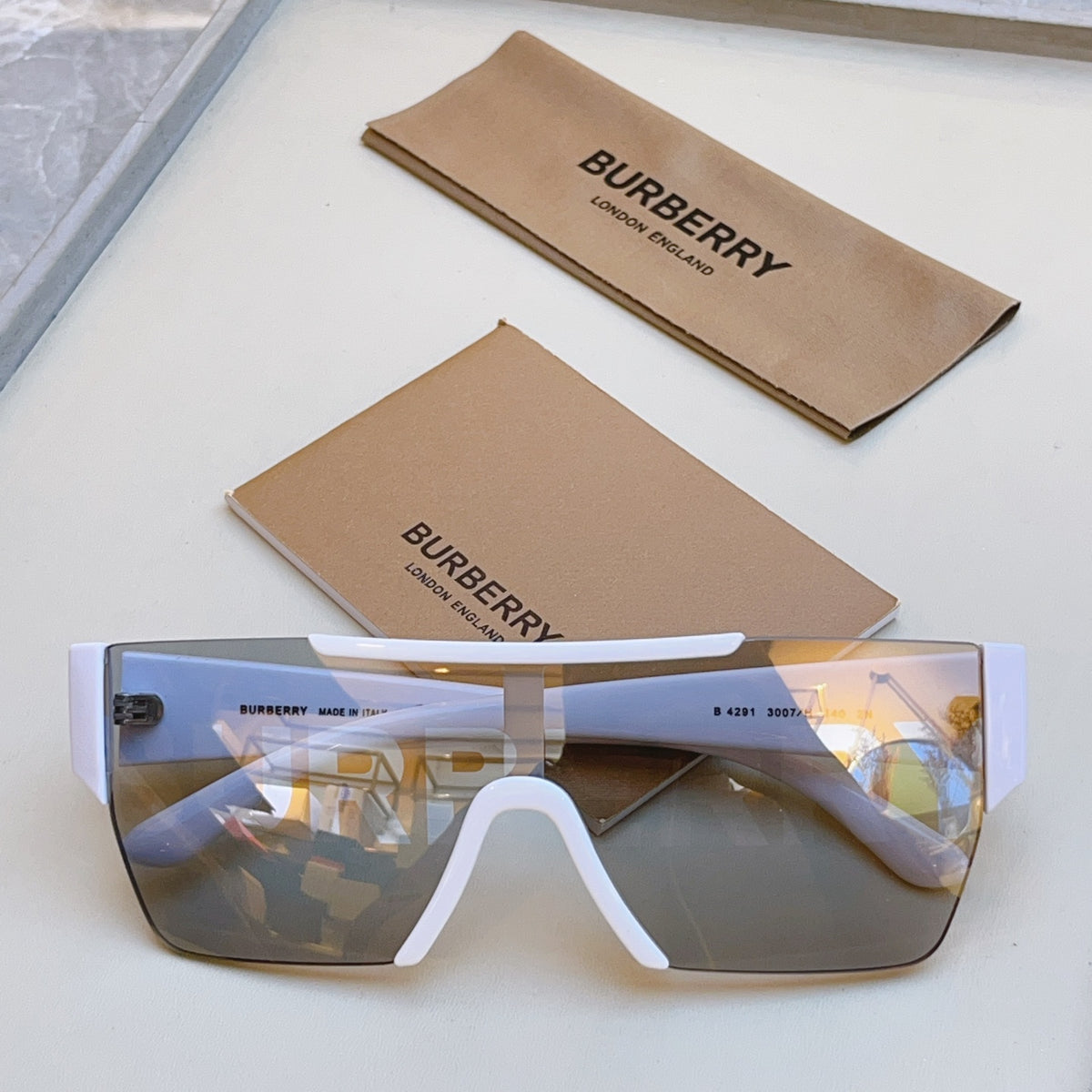 One-piece sunglasses