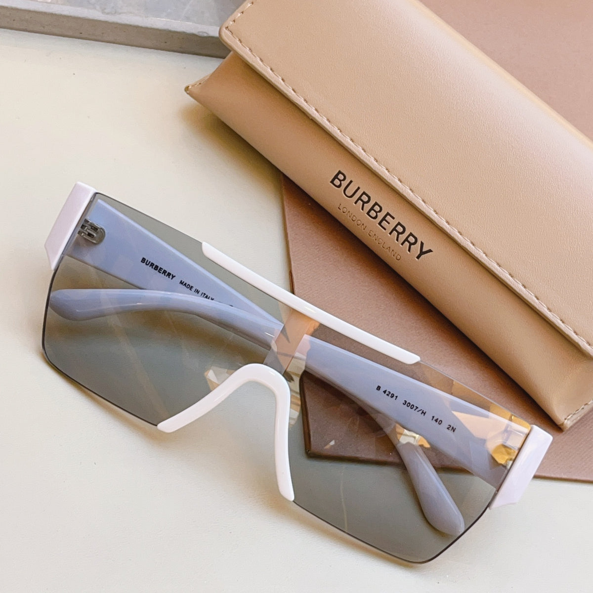 One-piece sunglasses