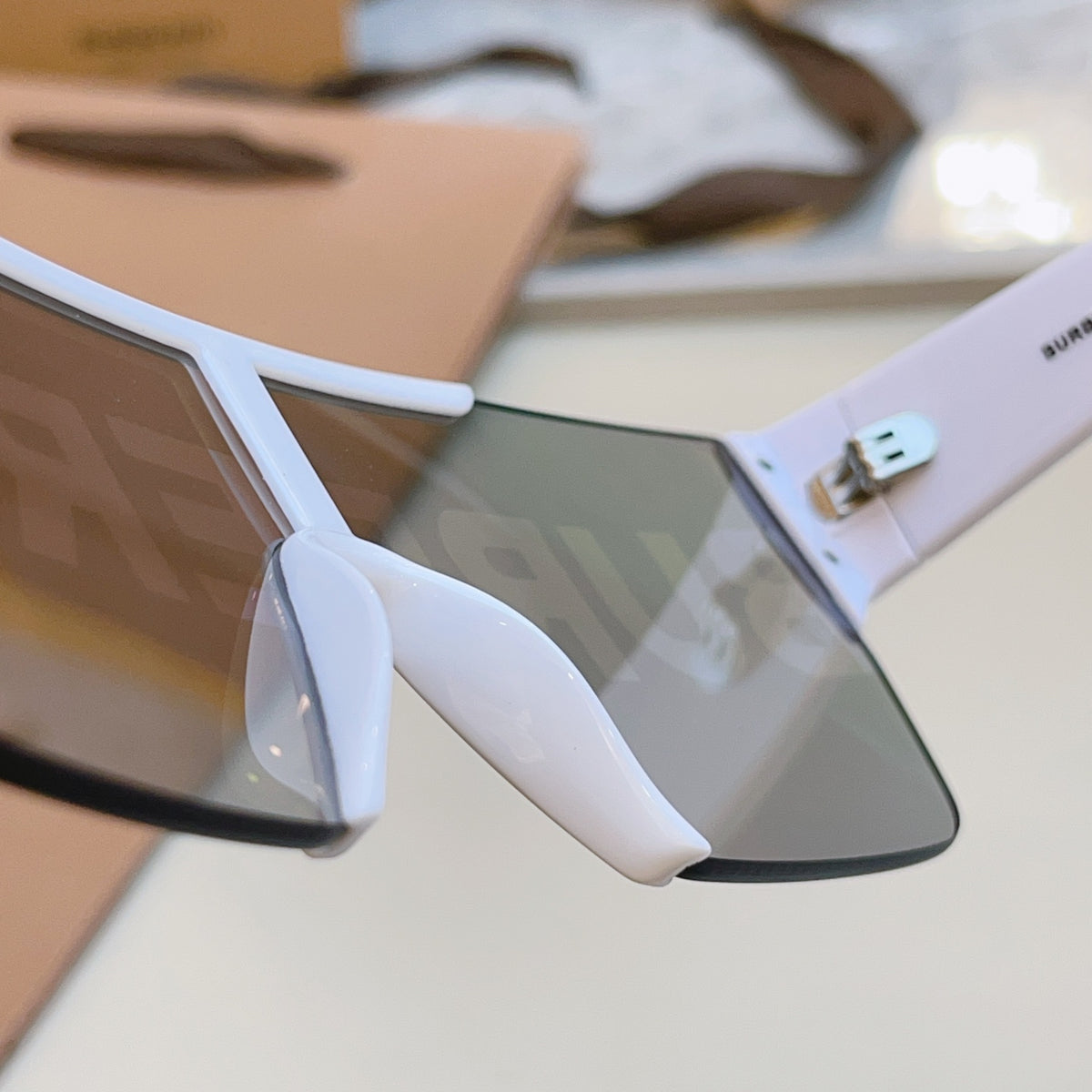 One-piece sunglasses