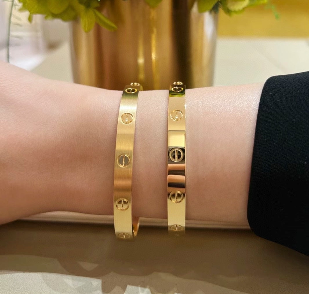 Wide diamond-free LOVE brushed bracelet