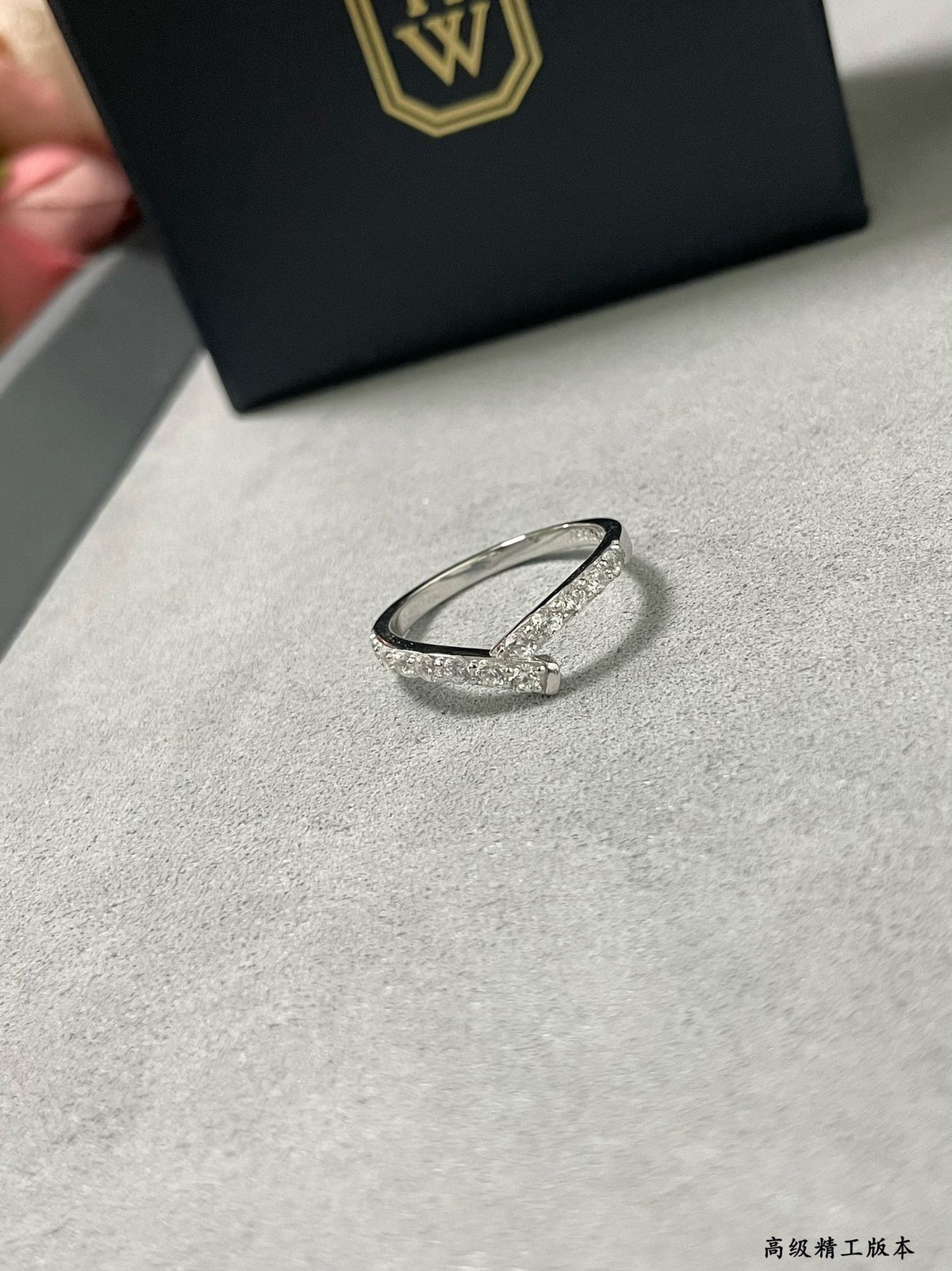 High-end jewelry V-shaped ring