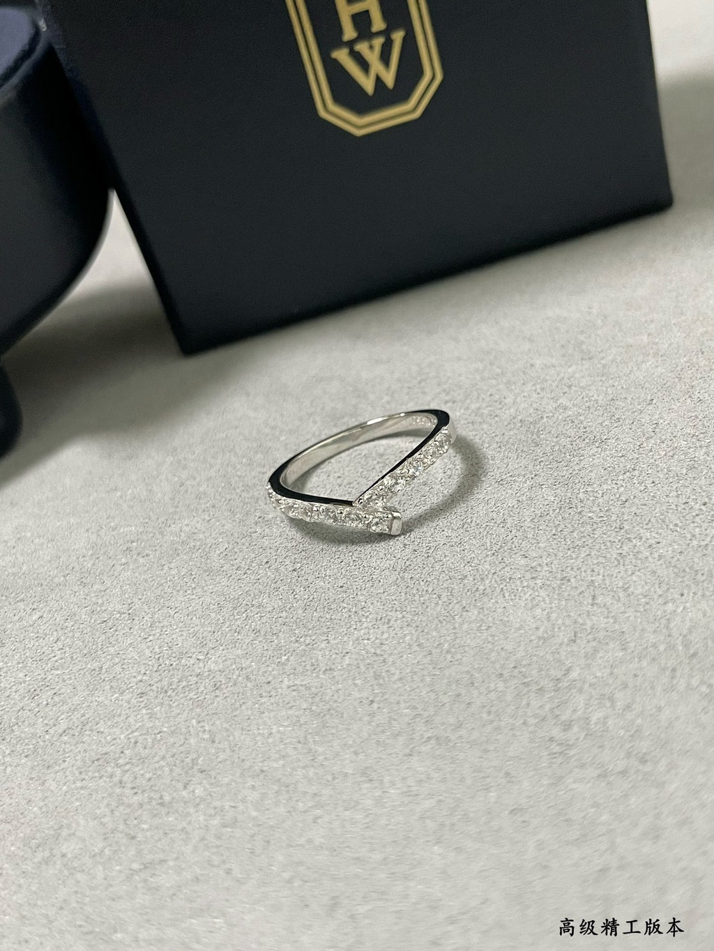 High-end jewelry V-shaped ring
