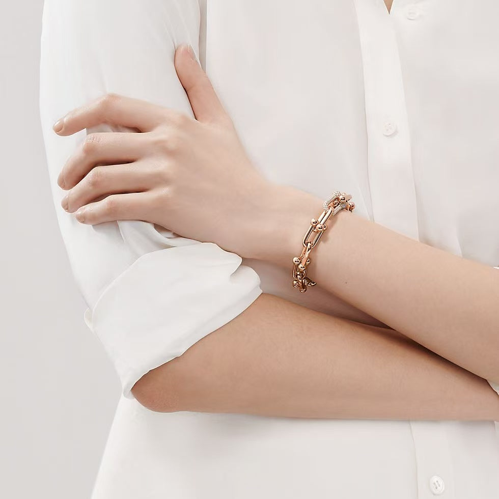 Horseshoe buckle bracelet with thick diamonds
