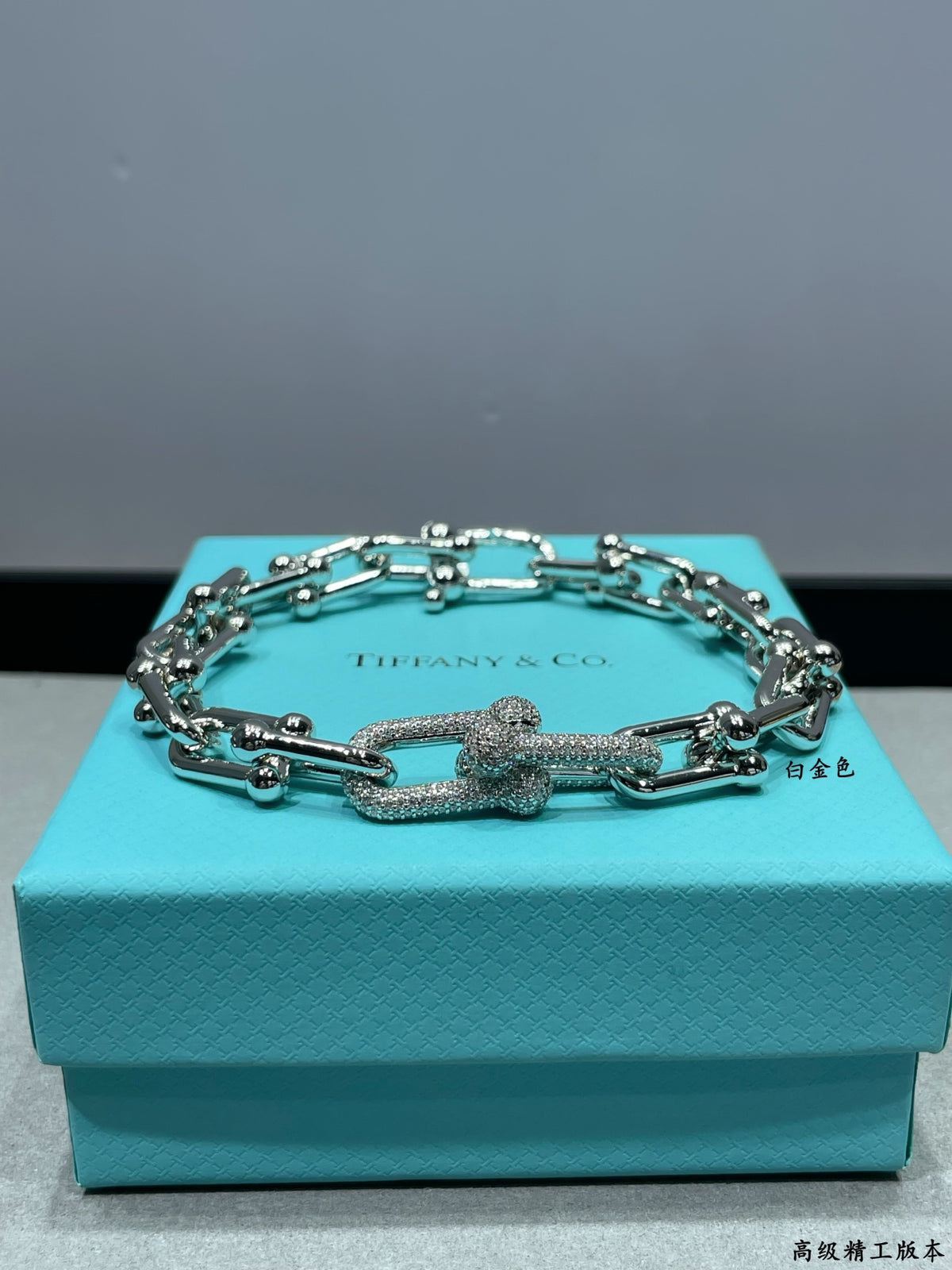 Horseshoe buckle bracelet with thick diamonds