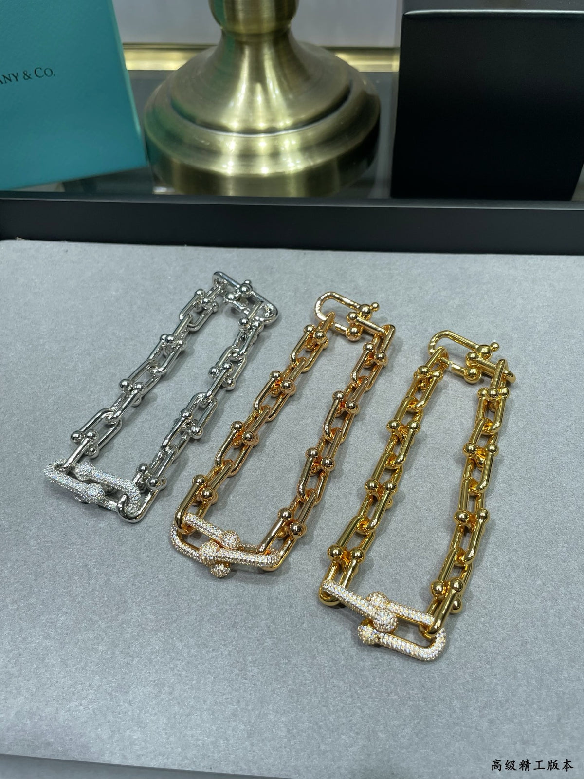 Horseshoe buckle bracelet with thick diamonds