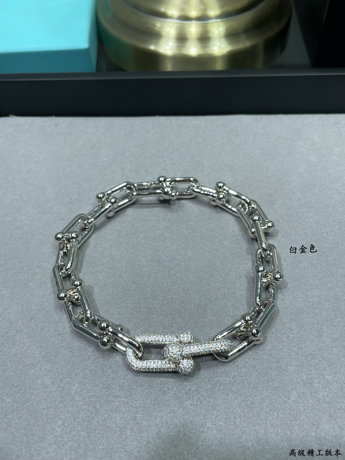 Horseshoe buckle bracelet with thick diamonds