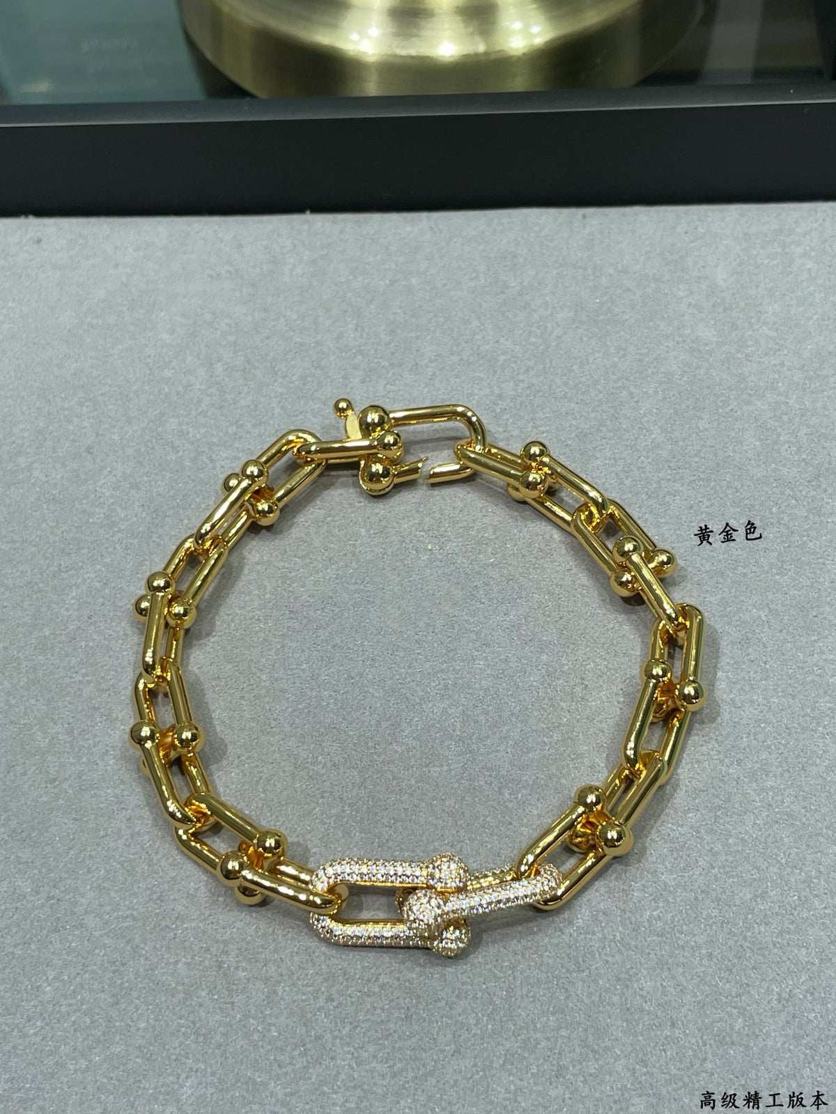 Horseshoe buckle bracelet with thick diamonds