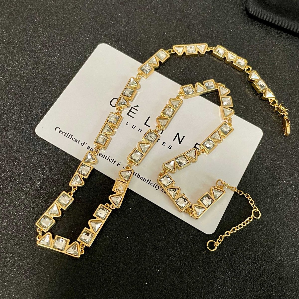 Necklace: A benchmark in minimalist fashion
