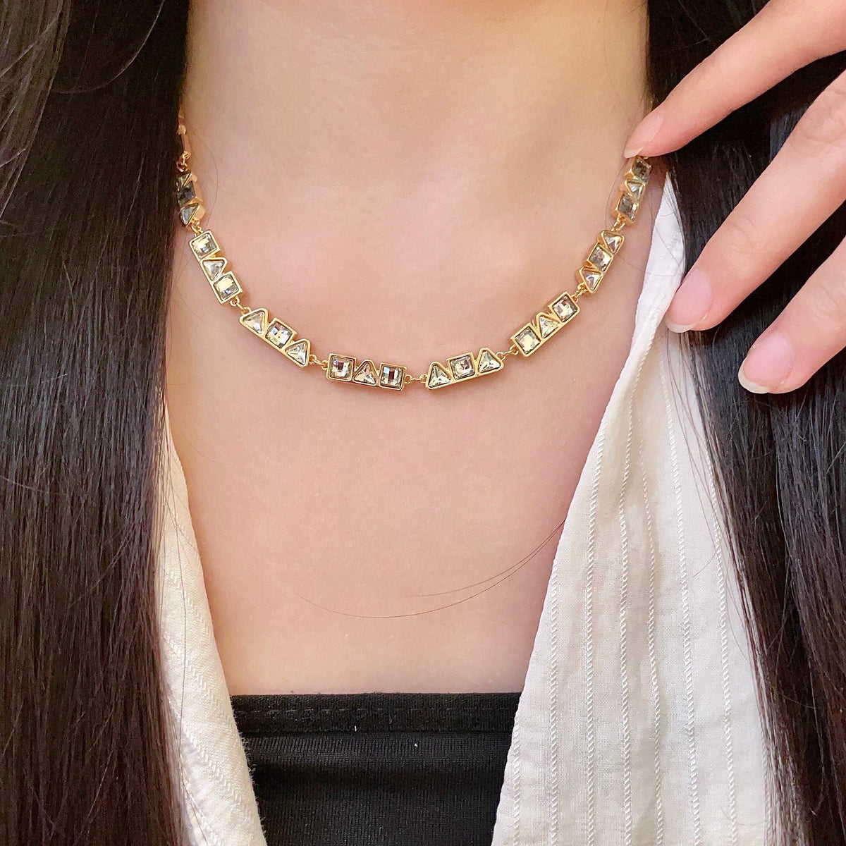 Necklace: A benchmark in minimalist fashion
