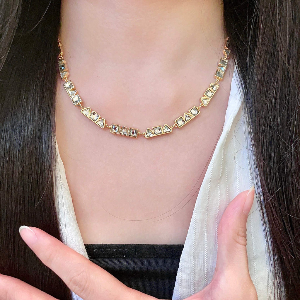 Necklace: A benchmark in minimalist fashion
