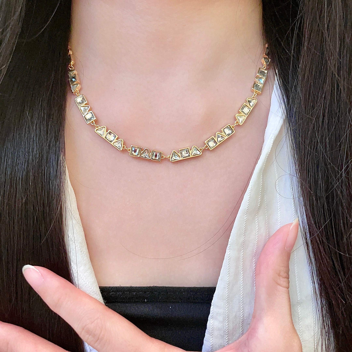 Necklace: A benchmark in minimalist fashion