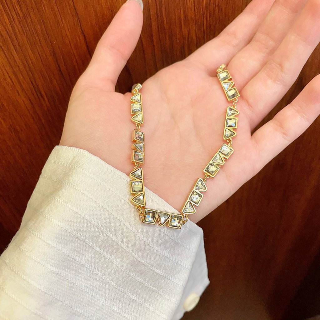 Necklace: A benchmark in minimalist fashion