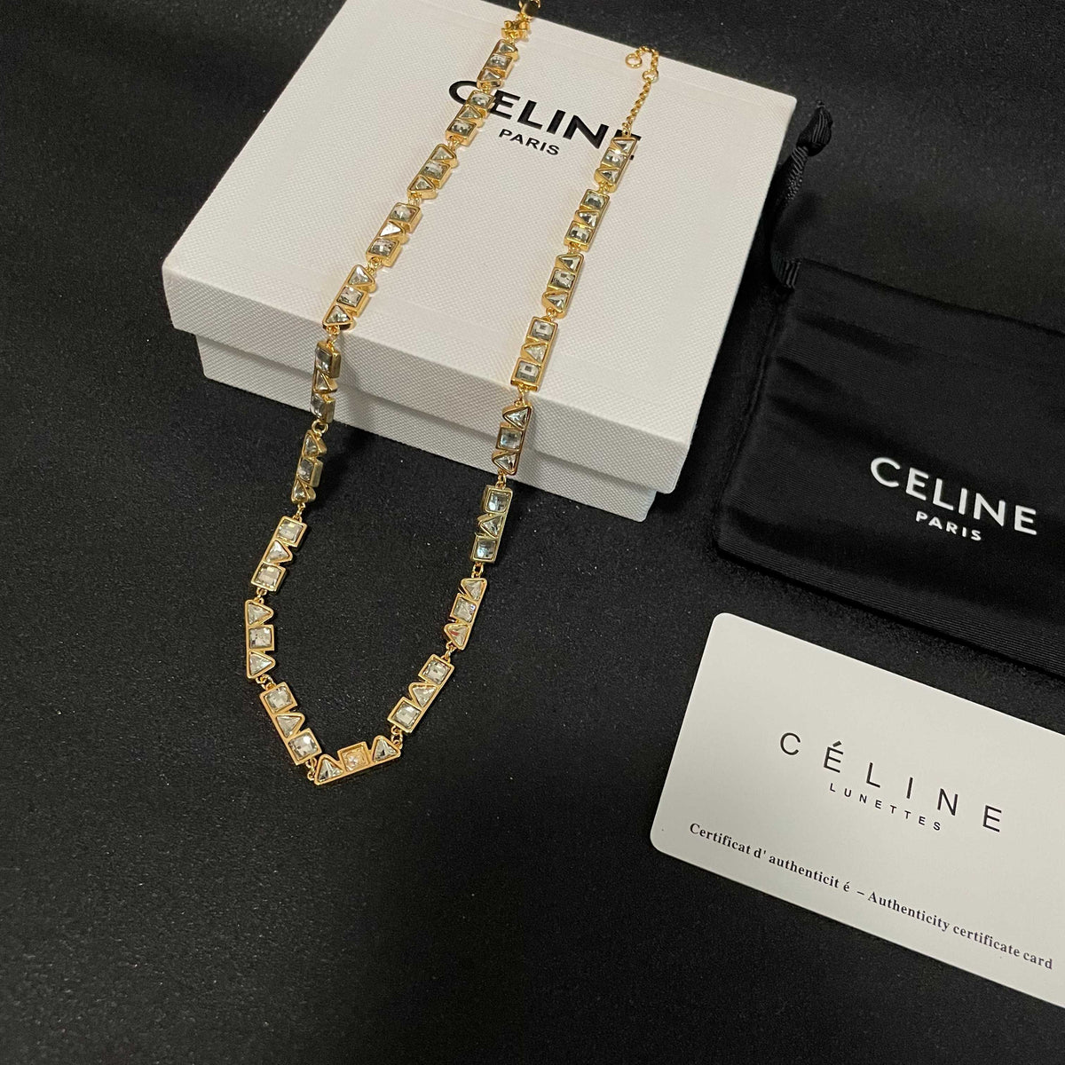 Necklace: A benchmark in minimalist fashion
