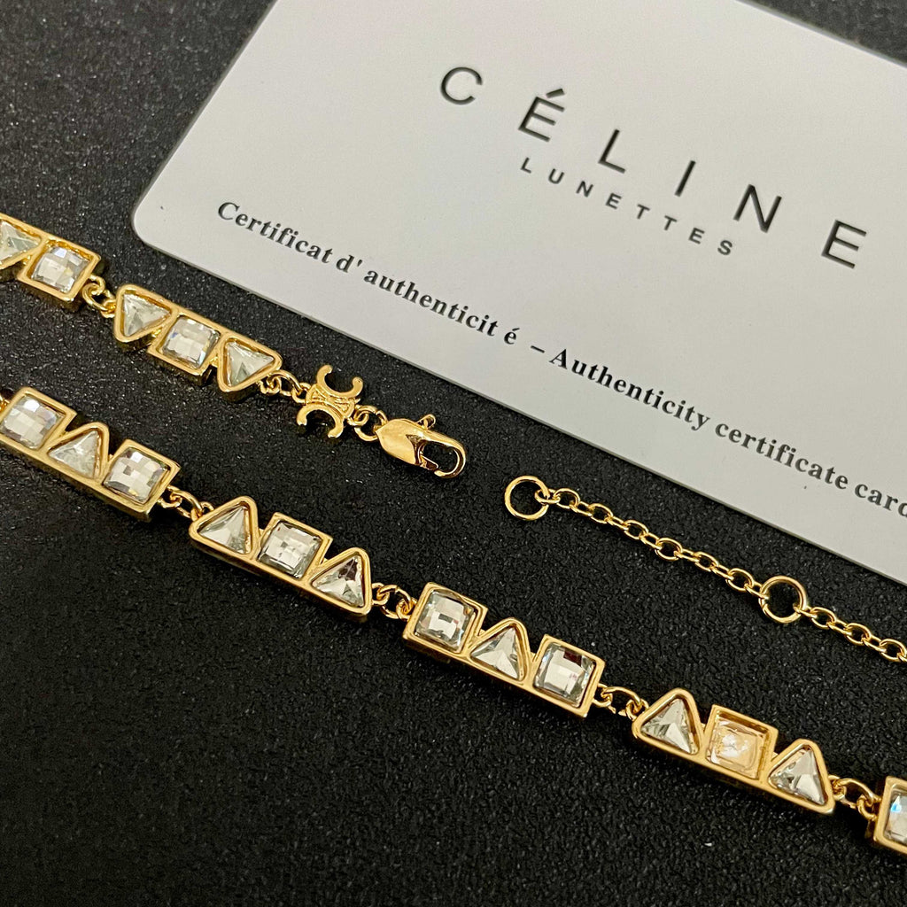 Necklace: A benchmark in minimalist fashion