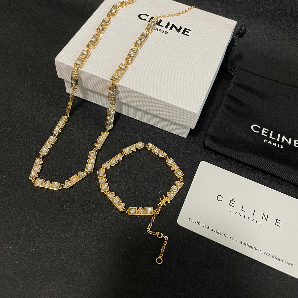Necklace: A benchmark in minimalist fashion
