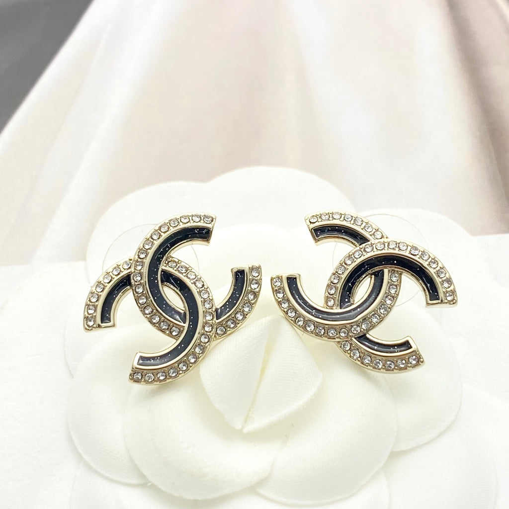 Earrings: exquisite and sophisticated for everyday wear