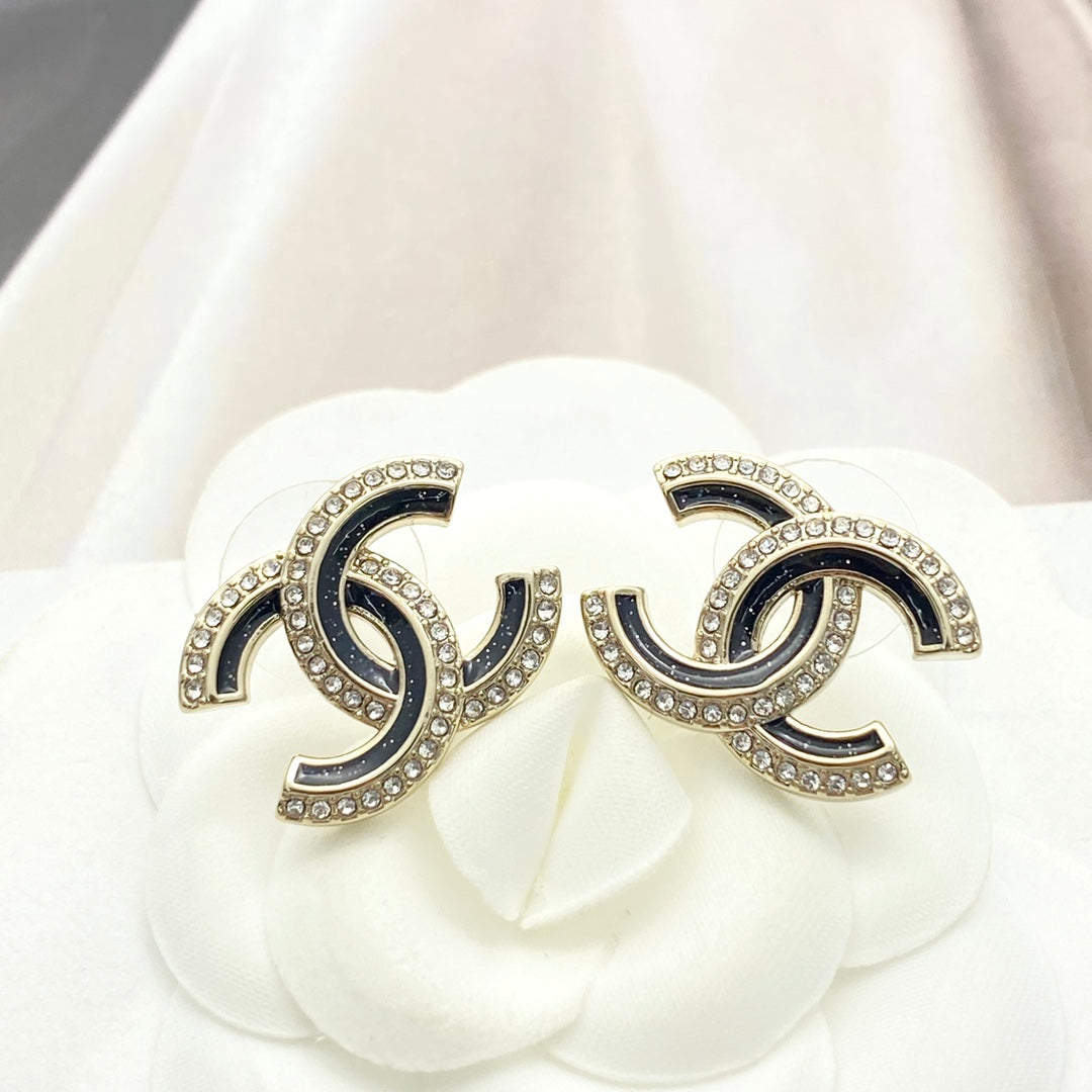 Earrings: exquisite and sophisticated for everyday wear