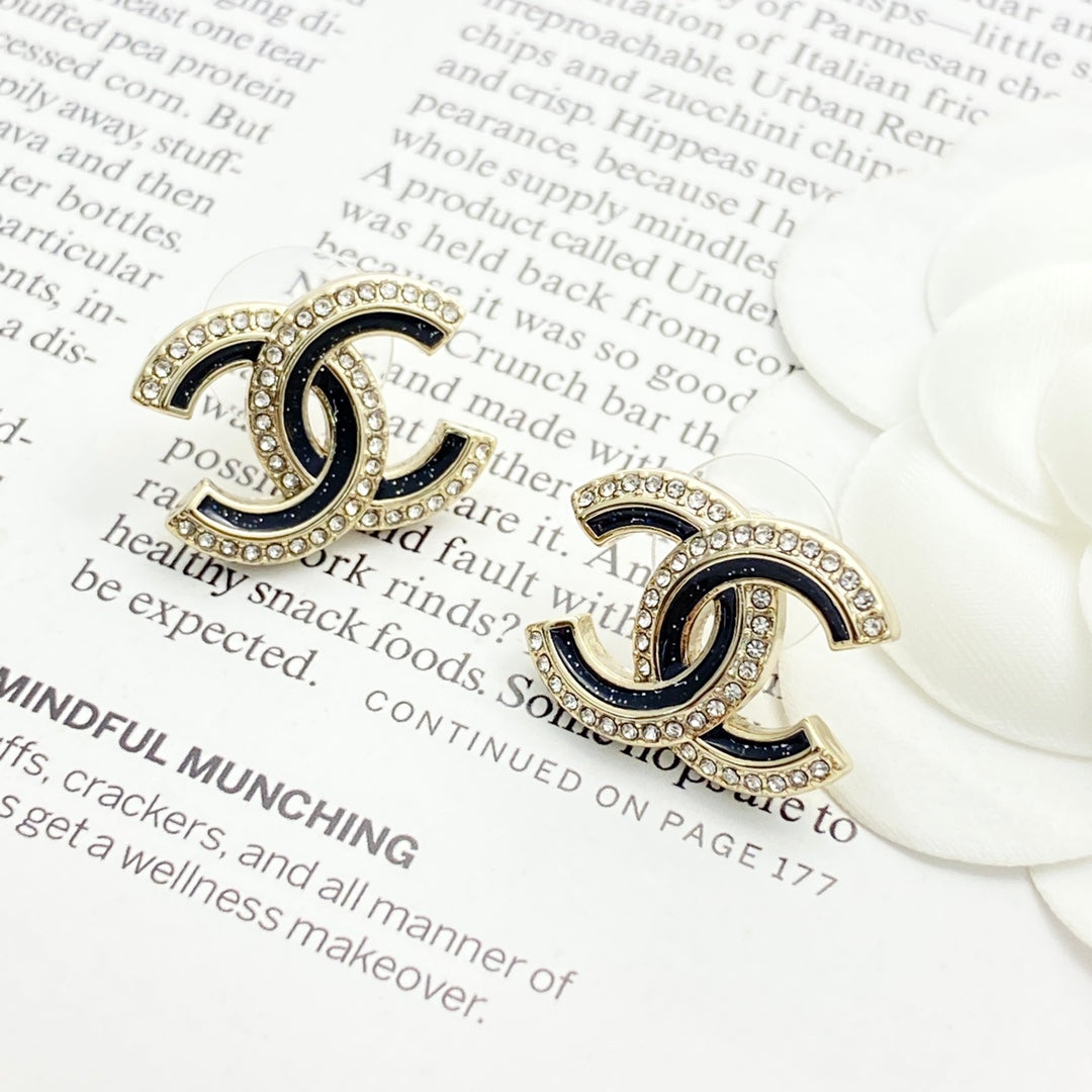Earrings: exquisite and sophisticated for everyday wear