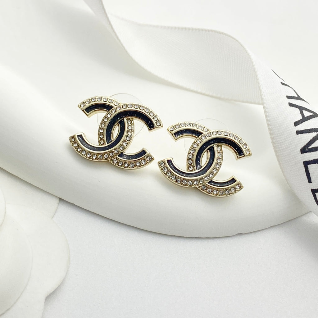 Earrings: exquisite and sophisticated for everyday wear