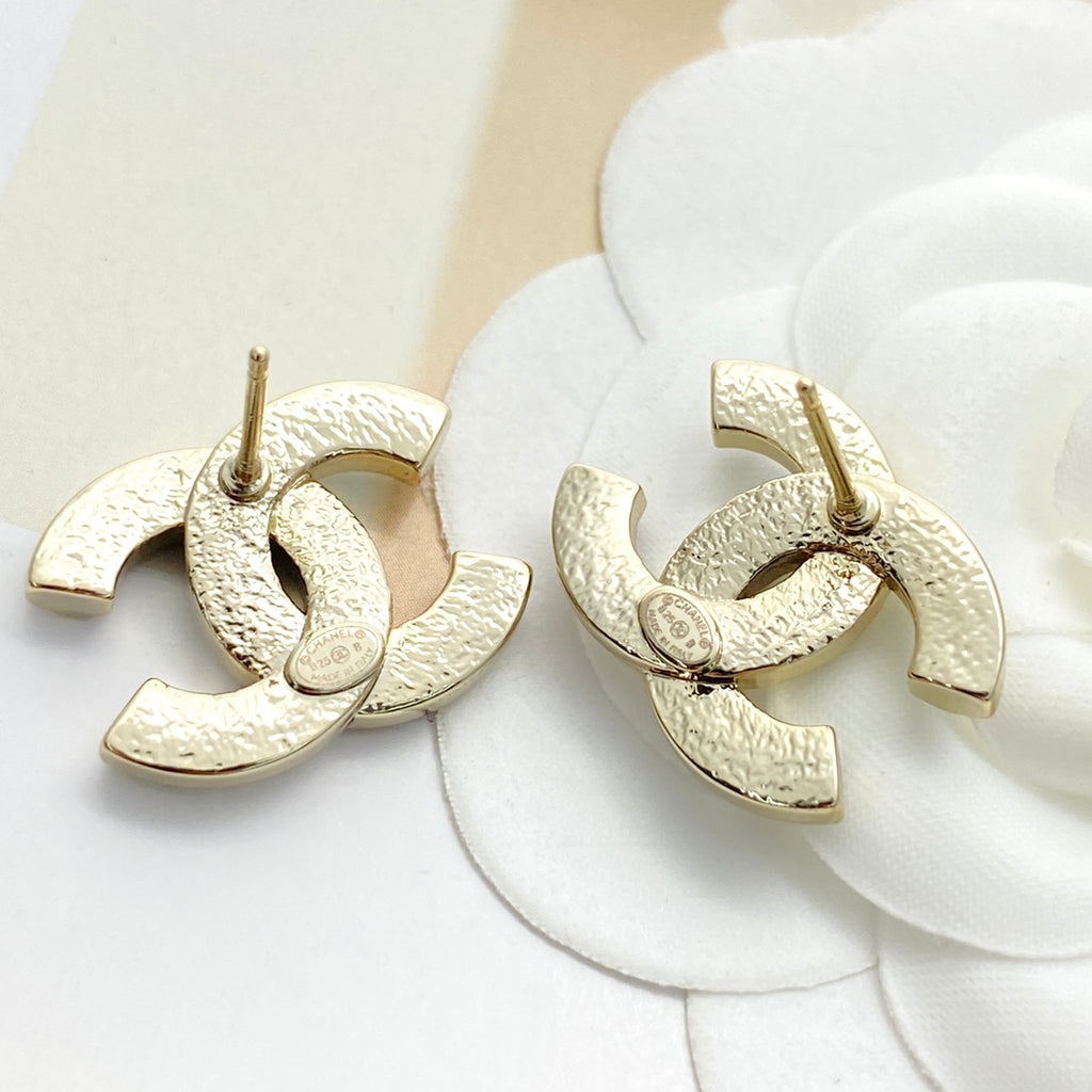 Earrings: exquisite and sophisticated for everyday wear