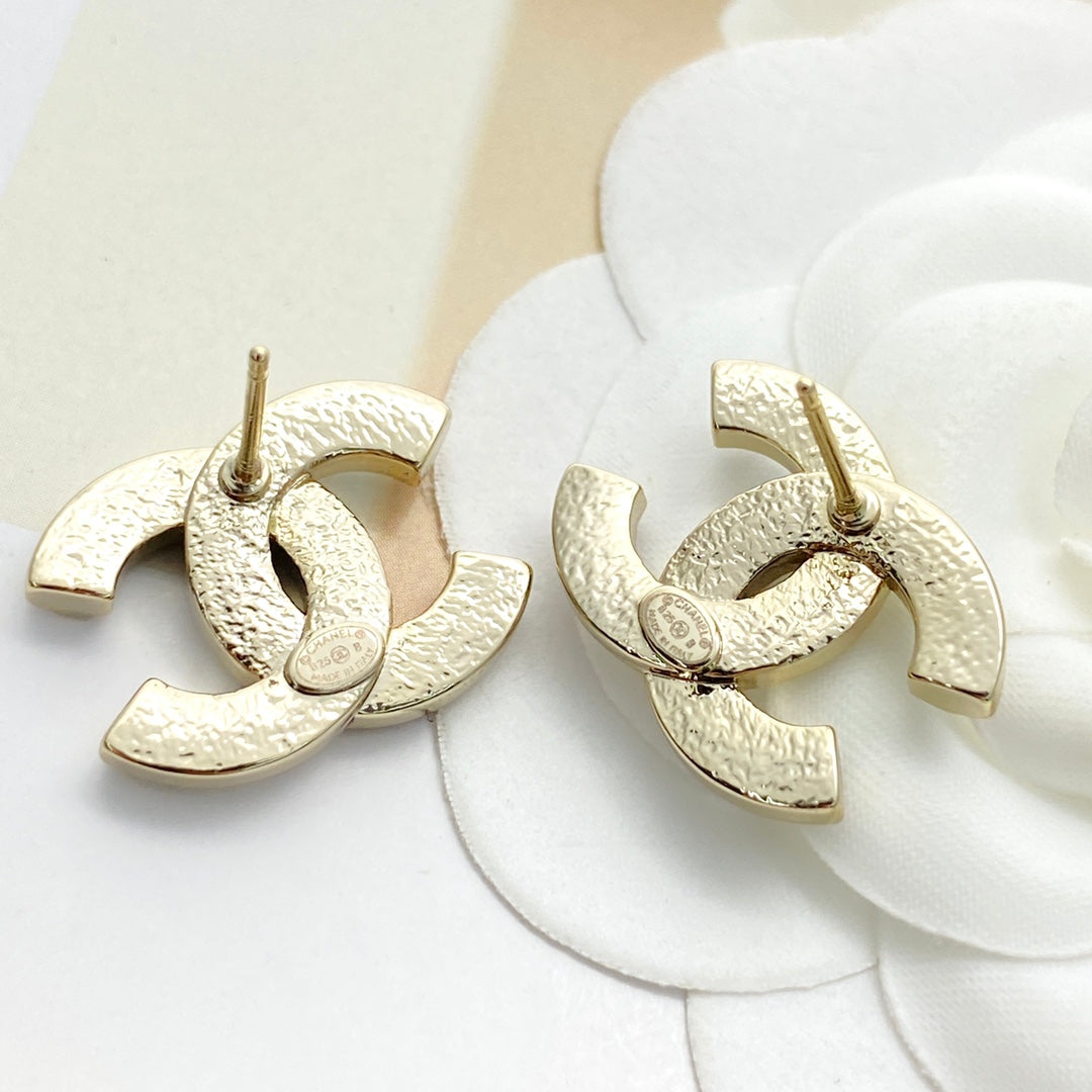 Earrings: exquisite and sophisticated for everyday wear
