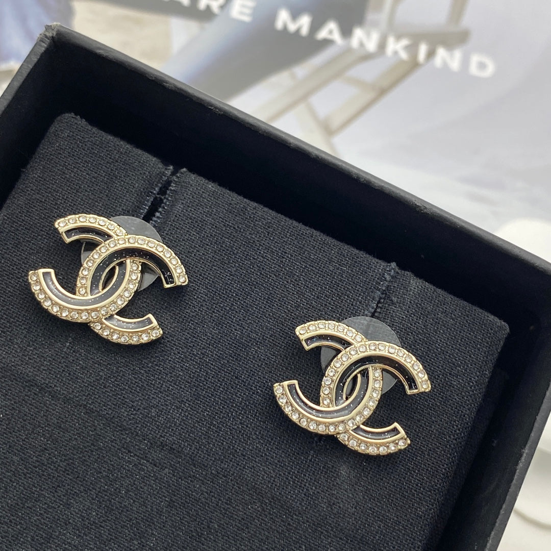 Earrings: exquisite and sophisticated for everyday wear