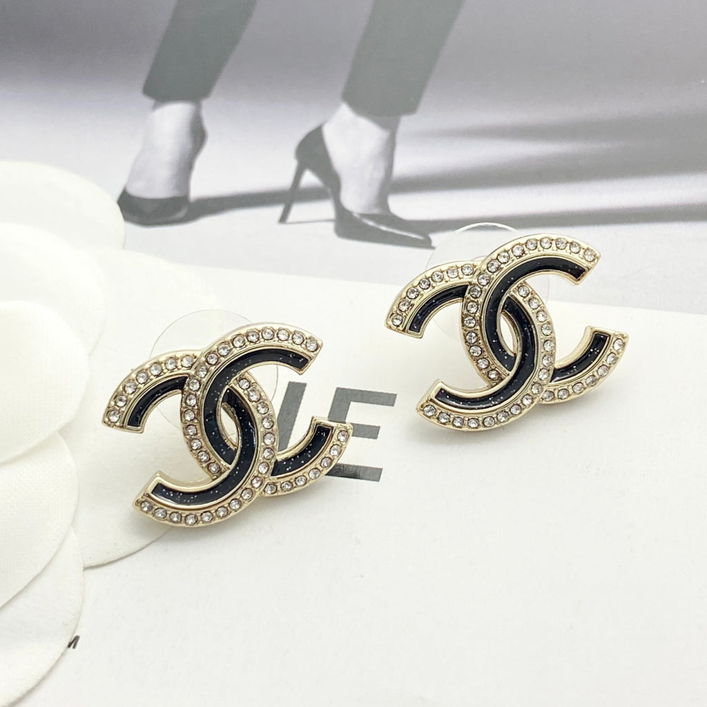 Earrings: exquisite and sophisticated for everyday wear