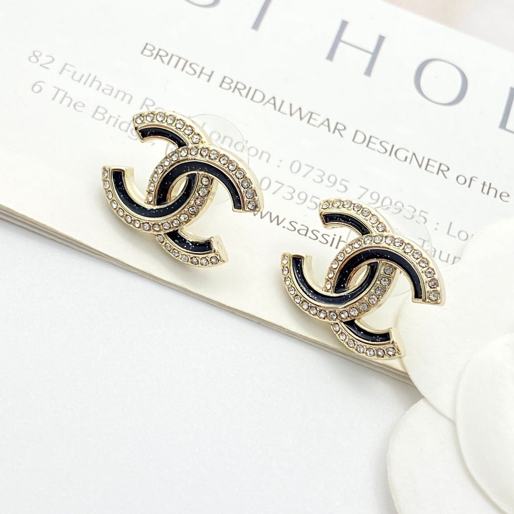 Earrings: exquisite and sophisticated for everyday wear