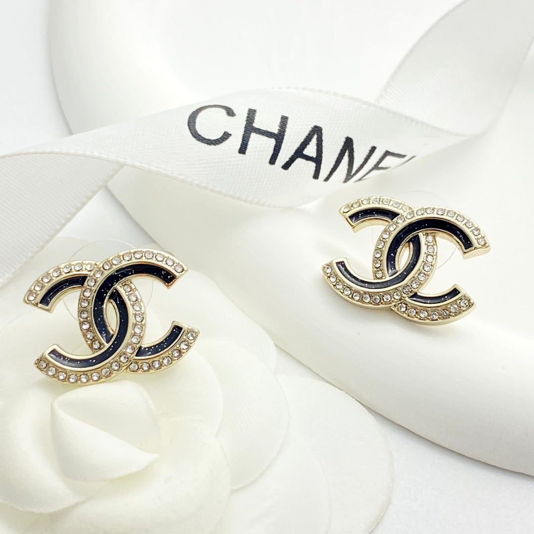 Earrings: exquisite and sophisticated for everyday wear