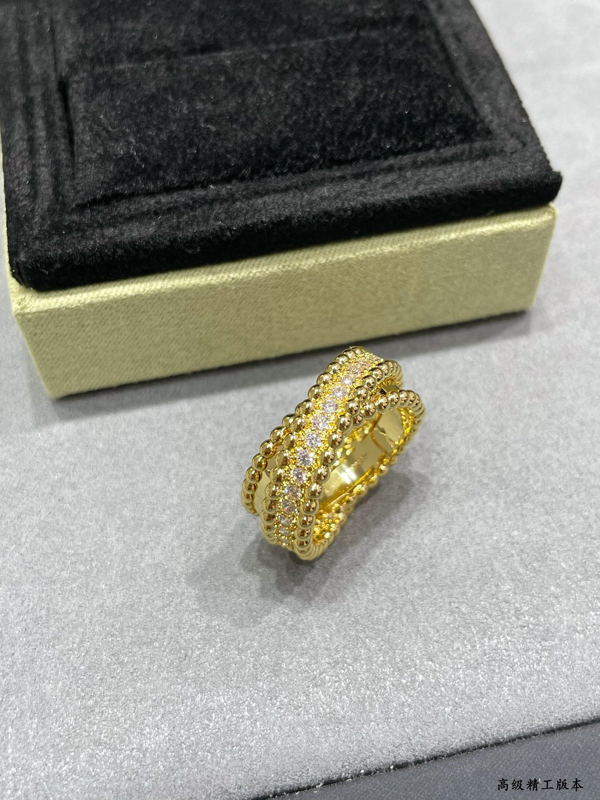 Ring: Gorgeous design with full diamonds