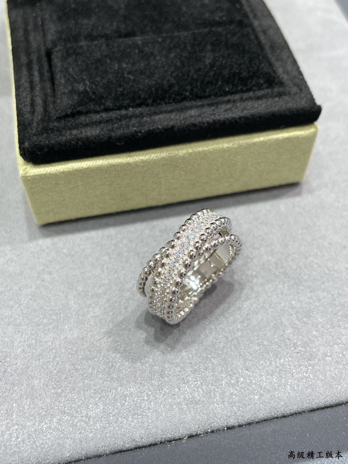 Ring: Gorgeous design with full diamonds
