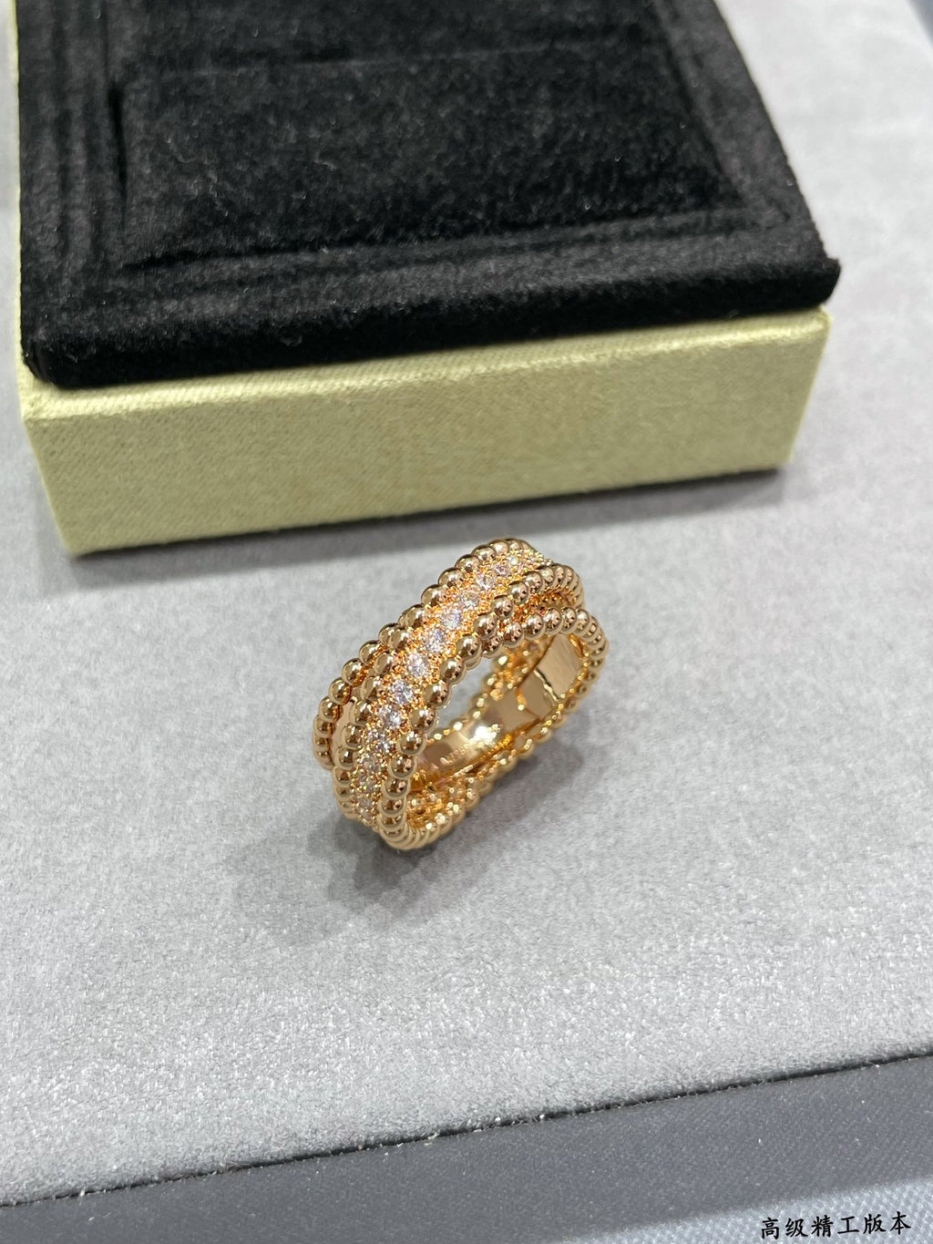 Ring: Gorgeous design with full diamonds