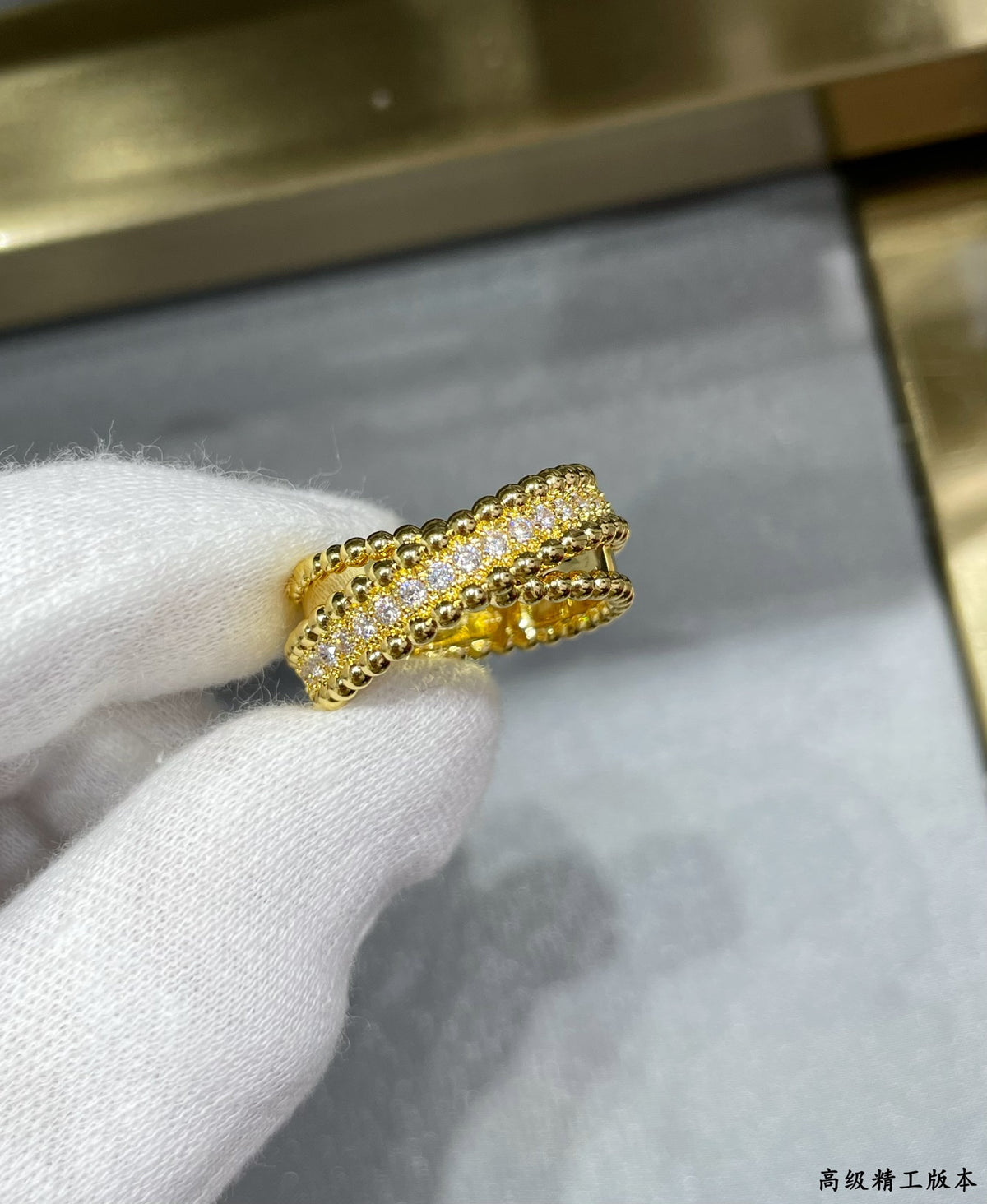 Ring: Gorgeous design with full diamonds