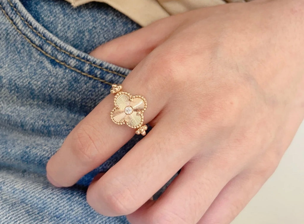 Reversible four-leaf clover ring