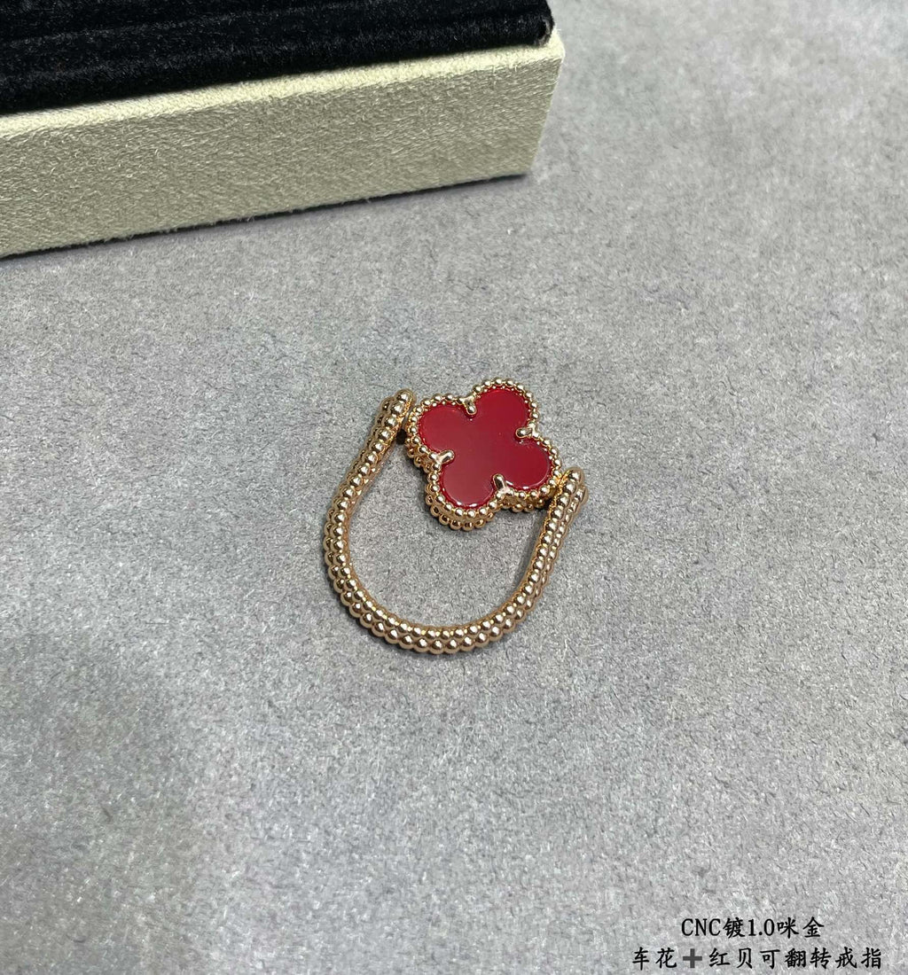 Reversible four-leaf clover ring