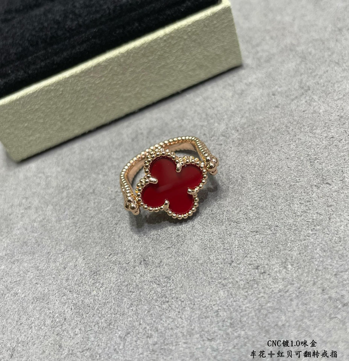 Reversible four-leaf clover ring