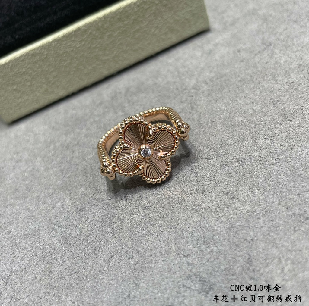 Reversible four-leaf clover ring