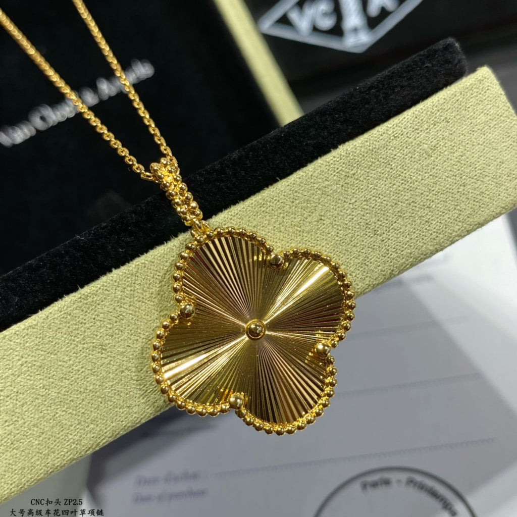 Four-leaf clover flower necklace