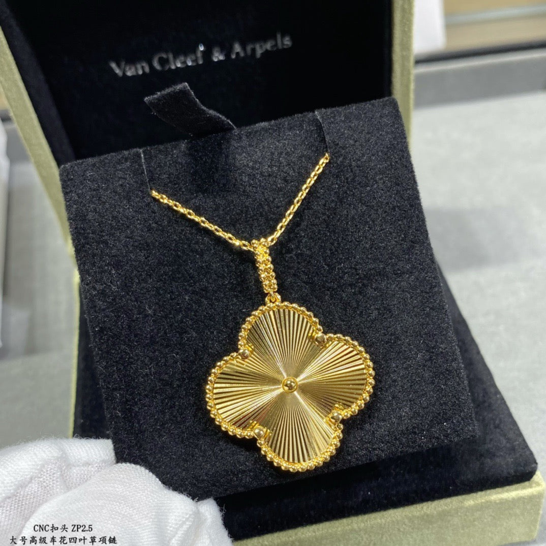 Four-leaf clover flower necklace