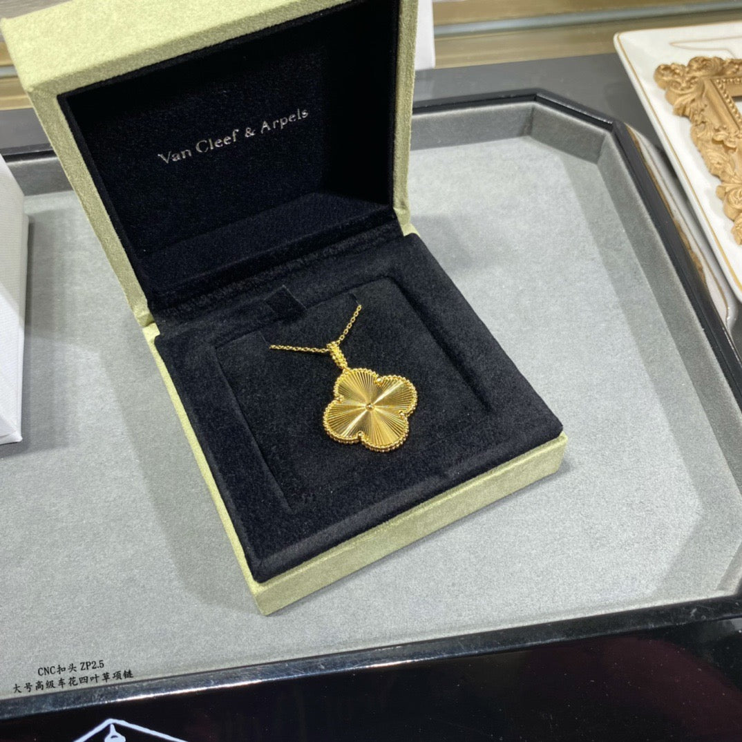 Four-leaf clover flower necklace