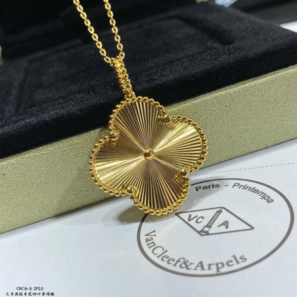 Four-leaf clover flower necklace